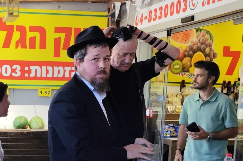 שר הביטחון לשעבר הניח תפילין בזירת נפילת הטיל בחיפה שר הביטחון לשעבר הניח תפילין בזירת נפילת הטיל בחיפה