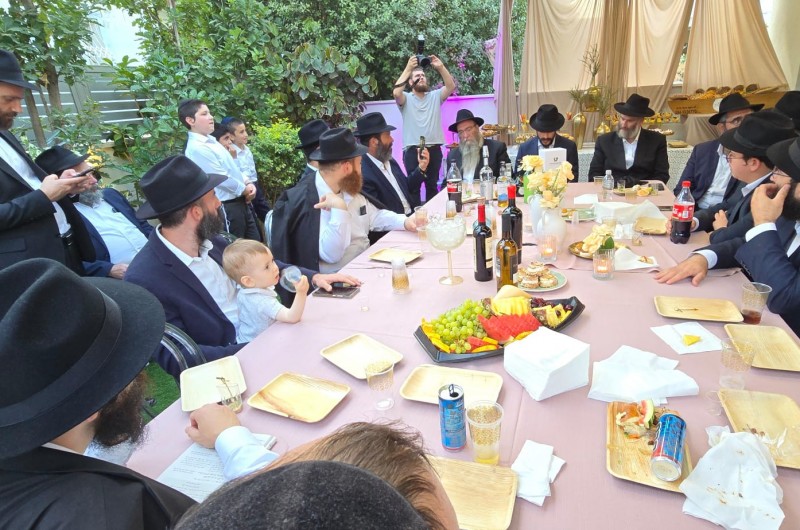 בבית המנחה ואיש התקשורת החב בבית המנחה ואיש התקשורת החב