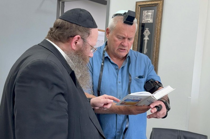 הפרשן ואלוף (במיל’) ישראל זיו הניח תפילין יחד עם ראש ישיבות חב הפרשן ואלוף (במיל’) ישראל זיו הניח תפילין יחד עם ראש ישיבות חב