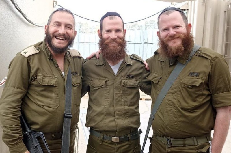 שלושת ילדי משפחת פרבר, הרב ברוך - שליח חב״ד בנווה דניאל, הרב שמעון - איש חינוך במוסדות חב״ד בחריש והרב יוסי - רב חטיבה, נפגשו בעיצומה של מלחמת ישראל-איראן שלושת ילדי משפחת פרבר, הרב ברוך - שליח חב״ד בנווה דניאל, הרב שמעון - איש חינוך במוסדות חב״ד בחריש והרב יוסי - רב חטיבה, נפגשו בעיצומה של מלחמת ישראל-איראן