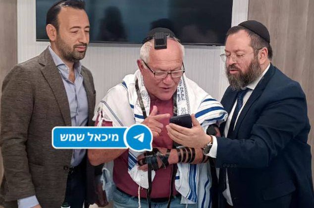 השר חיים כץ שתקוע בארה״ב מניח תפילין ומתפלל להצלחת המערכה נגד איראן. השר שיתף: השר חיים כץ שתקוע בארה״ב מניח תפילין ומתפלל להצלחת המערכה נגד איראן. השר שיתף: