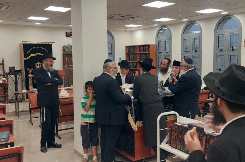 התמים שמוליק שיינר, מישיבת תומכי תמימים בקרית גת - ערך הערב 'סיום' על לקוטי שיחות חלק ג' בבית כנסת חב התמים שמוליק שיינר, מישיבת תומכי תמימים בקרית גת - ערך הערב 'סיום' על לקוטי שיחות חלק ג' בבית כנסת חב