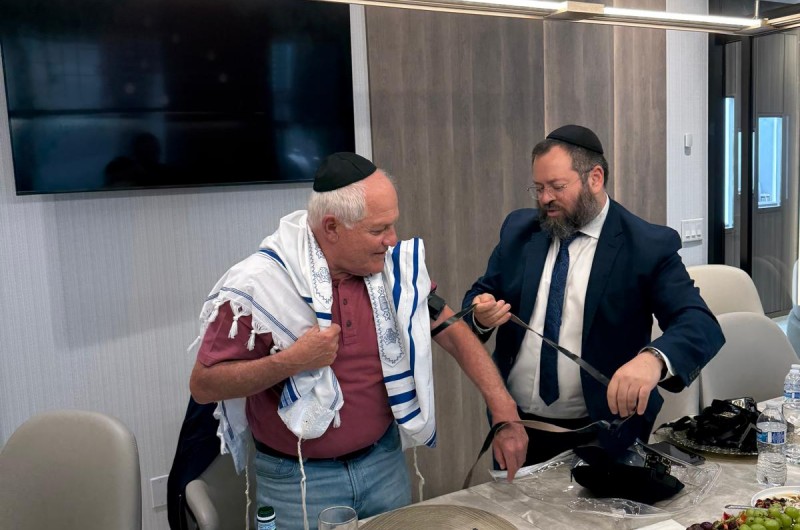 64 שנים אחרי הבר מצווה: השר הניח תפילין - עם השלוחים 64 שנים אחרי הבר מצווה: השר הניח תפילין - עם השלוחים