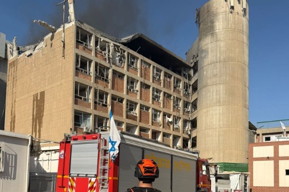 מטח כבד מאיראן: פגיעה ישירה בסורוקה, הרס באזור הבורסה מטח כבד מאיראן: פגיעה ישירה בסורוקה, הרס באזור הבורסה