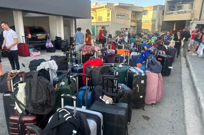 הכנסת אורחים מרגשת: מאות מזוודות בכניסה לחמ הכנסת אורחים מרגשת: מאות מזוודות בכניסה לחמ