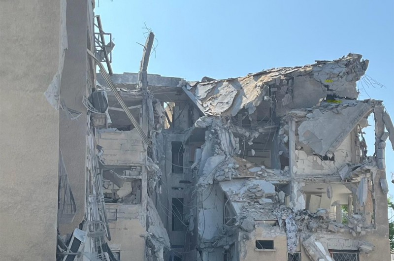 זירת נפילת הטיל האיראני בחולון היום: הרס רב נראה באזור, ותושבים רבים נאלצו להתפנות מבתיהם | צילום מנדי לידר