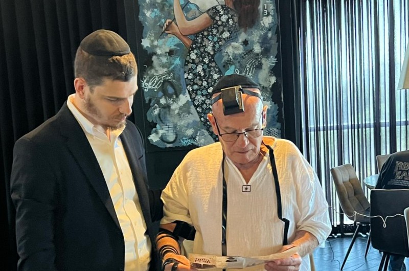 הרב אלעזר ובר, משלוחי הרבי ליבנה זיכה מפונים מבתיהם בהנחת תפילין. הוא פגש בחברי הכנסת ארז מלול (ש״ס) ומתן כהנא (המחנה הממלכתי) ודאג לחיזוק, אחדות ויהדות בלב בתקופה מאתגרת הרב אלעזר ובר, משלוחי הרבי ליבנה זיכה מפונים מבתיהם בהנחת תפילין. הוא פגש בחברי הכנסת ארז מלול (ש״ס) ומתן כהנא (המחנה הממלכתי) ודאג לחיזוק, אחדות ויהדות בלב בתקופה מאתגרת