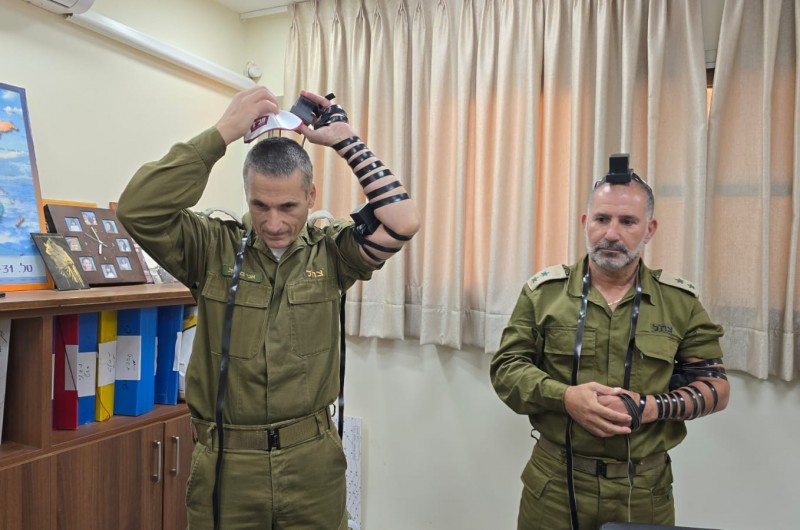 החוזק הרוחני: קצינים בכירים מפיקוד העורף הניחו תפילין החוזק הרוחני: קצינים בכירים מפיקוד העורף הניחו תפילין