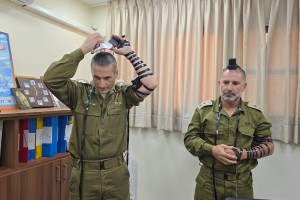 החוזק הרוחני: קצינים בכירים מפיקוד העורף הניחו תפילין
