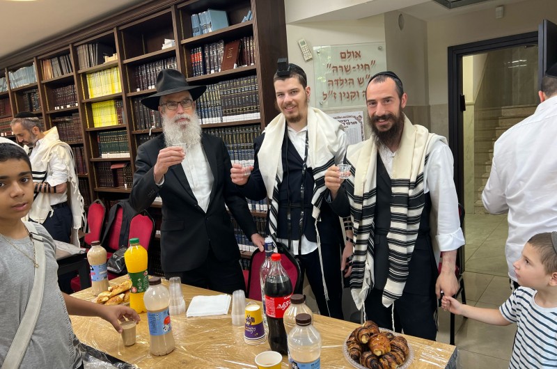 מודים על הניסים: בבית חב״ד המרכזי ביבנה אומרים הבוקר לחיים לאחר שחרית - על הניסים והנפלאות שעושה עמנו הקב״ה, שעות אחרי תקיפת אתרי הגרעין באיראן על ידי ארצות הברית מודים על הניסים: בבית חב״ד המרכזי ביבנה אומרים הבוקר לחיים לאחר שחרית - על הניסים והנפלאות שעושה עמנו הקב״ה, שעות אחרי תקיפת אתרי הגרעין באיראן על ידי ארצות הברית