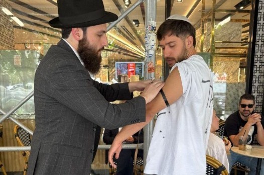 שורד השבי עומר שם טוב תועד ביום שישי מניח תפילין עם אבי וינר, מאנשי 'מרכז 302', האגף במרכז לענייני חינוך המפעיל שורה של פרויקטים מיוחדים, בשכונת אפר איסט סייד במנהטן. יהודים נוספים בסביבה הניחו גם שורד השבי עומר שם טוב תועד ביום שישי מניח תפילין עם אבי וינר, מאנשי 'מרכז 302', האגף במרכז לענייני חינוך המפעיל שורה של פרויקטים מיוחדים, בשכונת אפר איסט סייד במנהטן. יהודים נוספים בסביבה הניחו גם