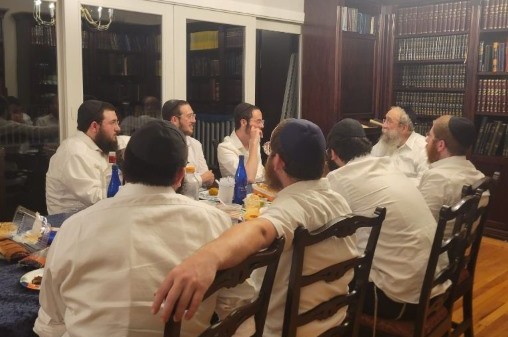 קבוצת 'תלמידים שלוחים' בהתוועדות הכנה ליום ההילולא ג' תמוז בביתו של השליח הראשי למדינה הרב ישראל דערען קבוצת 'תלמידים שלוחים' בהתוועדות הכנה ליום ההילולא ג' תמוז בביתו של השליח הראשי למדינה הרב ישראל דערען