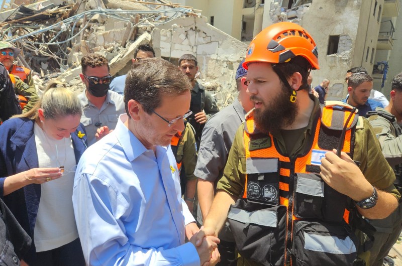 בזירת הנפילה הקשה בגוש דן נצפה מנהל לב חב״ד - הרב לוי מנדלזון משתף מהנעשה בזירה את נשיא המדינה מר יצחק הרצוג ואת שר הנגב, הגליל והחוסן הלאומי ח בזירת הנפילה הקשה בגוש דן נצפה מנהל לב חב״ד - הרב לוי מנדלזון משתף מהנעשה בזירה את נשיא המדינה מר יצחק הרצוג ואת שר הנגב, הגליל והחוסן הלאומי ח