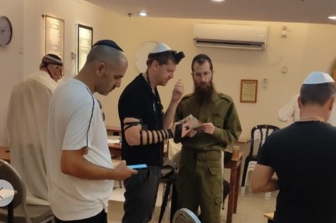 נכנס לבית חב נכנס לבית חב