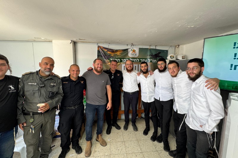 מפקד משטרת ראשון לציון ביקר בחמ”ל של ‘עזר לחייל’ והתרגש מהעשייה מפקד משטרת ראשון לציון ביקר בחמ”ל של ‘עזר לחייל’ והתרגש מהעשייה