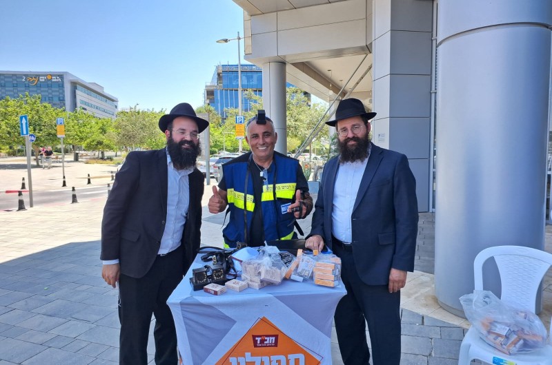 השליח ברמות ד' בבאר שבע הרב בצלאל חדד יחד עם הרב יוסף סלאווין שליח הרבי ברמות במקום נפילת הטיל, בפעילות ברחבי השכונה עם התושבים השליח ברמות ד' בבאר שבע הרב בצלאל חדד יחד עם הרב יוסף סלאווין שליח הרבי ברמות במקום נפילת הטיל, בפעילות ברחבי השכונה עם התושבים