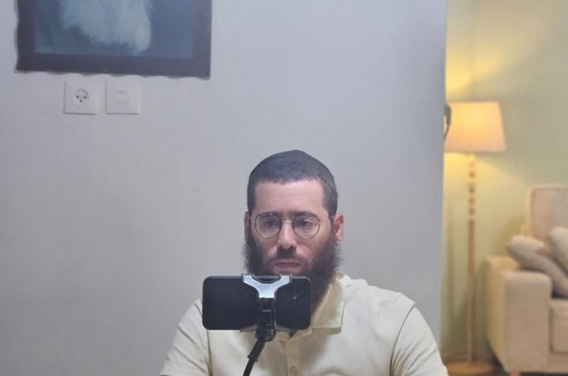 עם תמונת הרבי ברקע: נתניהו ענה לשאלת העיתונאי החב עם תמונת הרבי ברקע: נתניהו ענה לשאלת העיתונאי החב