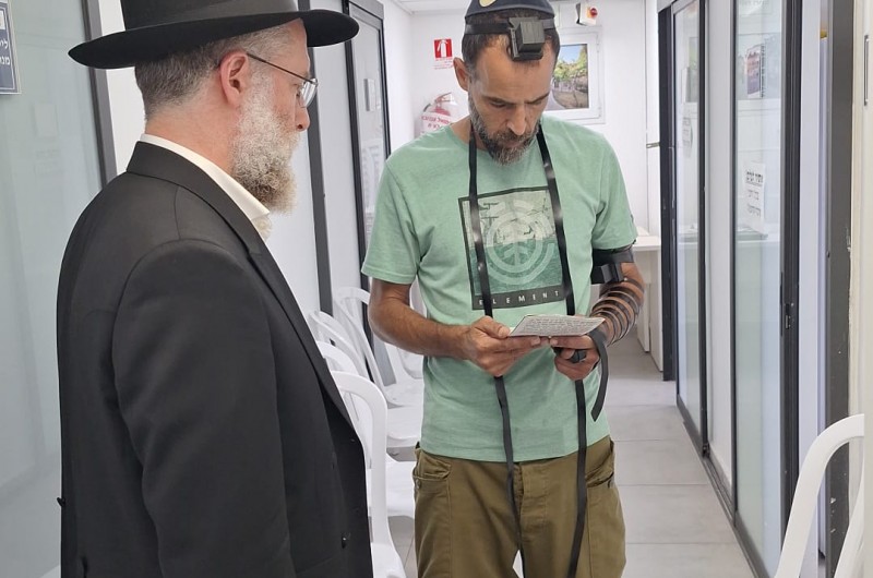 בין אזעקה לאזעקה: מרא דאתרא קהילת חב''ד בצפת וחבר בי בין אזעקה לאזעקה: מרא דאתרא קהילת חב''ד בצפת וחבר בי