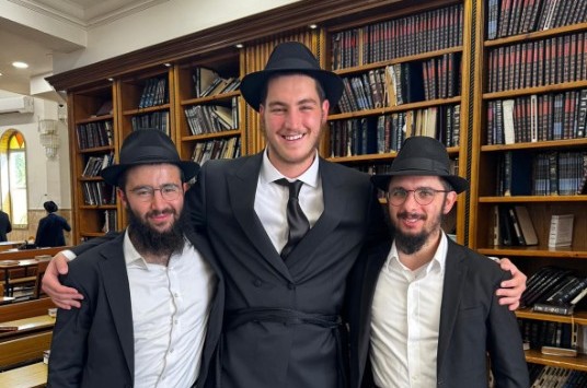 שלושה חברי שיעור: החתנים שניאור קולט ואהרן פריימן, שמתחתנים בשבועות הקרובים, הגיעו ישר מנתב״ג לכפר חב״ד אחרי טיסת חילוץ מניו יורק לאחל מזל טוב לחתן יוסי העכט שמתחתן היום. בניין עדי עד שלושה חברי שיעור: החתנים שניאור קולט ואהרן פריימן, שמתחתנים בשבועות הקרובים, הגיעו ישר מנתב״ג לכפר חב״ד אחרי טיסת חילוץ מניו יורק לאחל מזל טוב לחתן יוסי העכט שמתחתן היום. בניין עדי עד