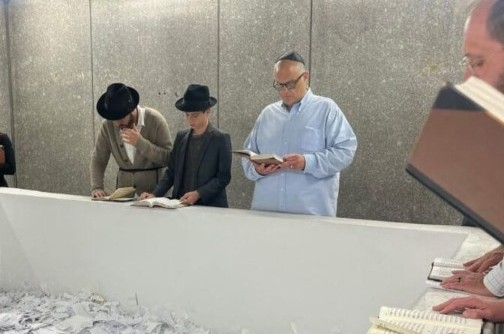 12 שעות לפני פתיחת הקלפיות: חבר מועצת ניו יורק ג'סטין ברנן, המועמד למשרת מבקר העיר בבחירות המקדימות הנערכות היום, בתפילה באוהל הקדוש 12 שעות לפני פתיחת הקלפיות: חבר מועצת ניו יורק ג'סטין ברנן, המועמד למשרת מבקר העיר בבחירות המקדימות הנערכות היום, בתפילה באוהל הקדוש