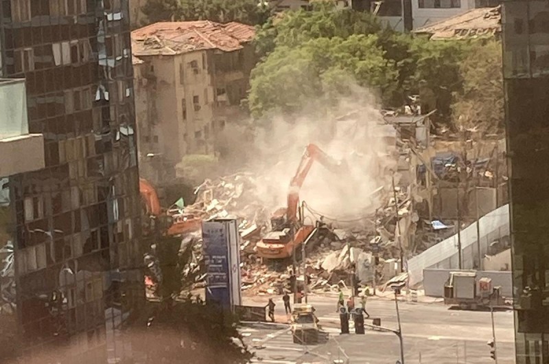 אחרי המלחמה: ברמת גן החלו בהריסת ופינוי בניין המגורים שנפגע - ובניית מגדל מגורים חדש לרווחת הדיירים שעברו בנתיים לדירות אחרות (באדיבות המצלם) אחרי המלחמה: ברמת גן החלו בהריסת ופינוי בניין המגורים שנפגע - ובניית מגדל מגורים חדש לרווחת הדיירים שעברו בנתיים לדירות אחרות (באדיבות המצלם)