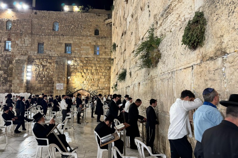 עם ישראל נהר לכותל המערבי לאחר הסרת מגבלות פיקוד העורף עם ישראל נהר לכותל המערבי לאחר הסרת מגבלות פיקוד העורף