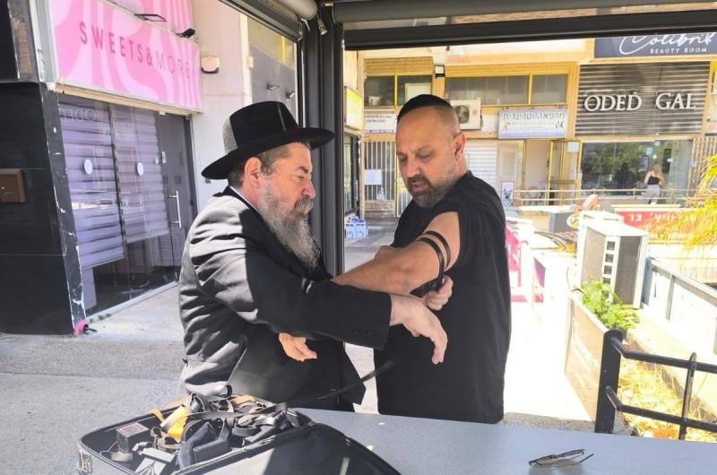 לצד זיכוי הרבים בהנחת תפילין, שליח חב