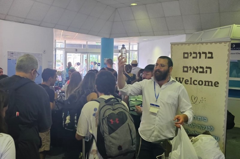 'צאתכם לשלום' מקפריסין: אלפי הישראלים שחוזרים בימים אלו ארצה עם תום המלחמה מול איראן - מקבלים מזון, שתיה וחיוך משליח חב 'צאתכם לשלום' מקפריסין: אלפי הישראלים שחוזרים בימים אלו ארצה עם תום המלחמה מול איראן - מקבלים מזון, שתיה וחיוך משליח חב
