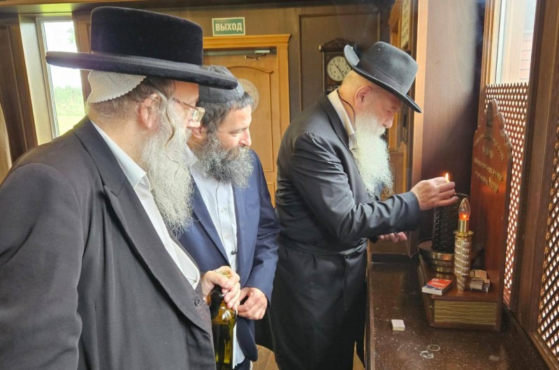 לרגל ראש חודש סיון: רב בית הכנסת בלשוי ברוניא במוסקבה - הרב יצחק קוגן, מדליק את נר השמן זית ליד האוהל הקדוש בליובאוויטש לרגל ראש חודש סיון: רב בית הכנסת בלשוי ברוניא במוסקבה - הרב יצחק קוגן, מדליק את נר השמן זית ליד האוהל הקדוש בליובאוויטש