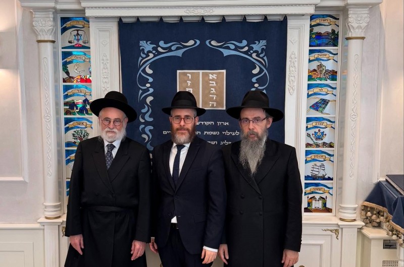 הרב הראשי של הולנד ושליח הרבי - הרב בנימין ג'ייקובס והרב הראשי של הונגריה ושליח הרבי - הרב ברוך אוברלנדער, הגיעו לביקור חיזוק הקהילה היהודית בסרביה, בבית חב הרב הראשי של הולנד ושליח הרבי - הרב בנימין ג'ייקובס והרב הראשי של הונגריה ושליח הרבי - הרב ברוך אוברלנדער, הגיעו לביקור חיזוק הקהילה היהודית בסרביה, בבית חב