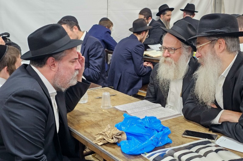 המונים גדשו את מתחם ה'אוהל' של הרבי עם צאת השבת | תיעוד