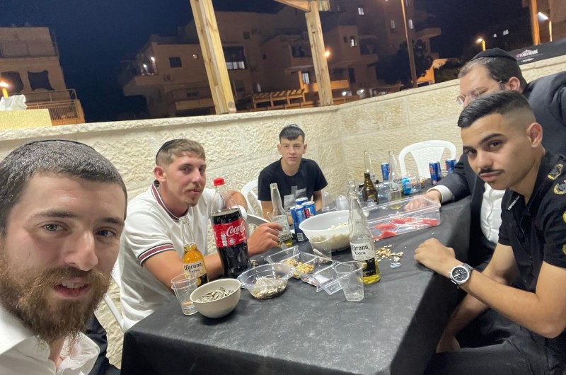איש התקשורת הרב אריה ארליך התוועד בליל ג' תמוז עם בני נוער בביתר וחיזק אותם עם הגישה של הרבי לכל יהודי, במסגרת הפעילות הקבועה של השליח הרב פיני דייטש