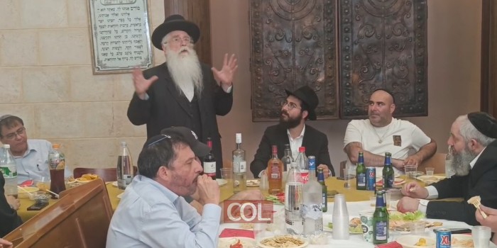 ג׳ תמוז: שר ירושלים ומסורת הרב מאיר פרוש משחזר באופן מטלטל את מאורעות היום לפני 31 שנה במהלך סעודת הילולא במתחם משרדו בירושלים • צפו ג׳ תמוז: שר ירושלים ומסורת הרב מאיר פרוש משחזר באופן מטלטל את מאורעות היום לפני 31 שנה במהלך סעודת הילולא במתחם משרדו בירושלים • צפו