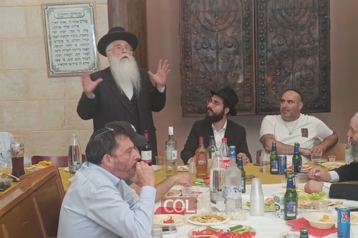 ג׳ תמוז: שר ירושלים ומסורת הרב מאיר פרוש משחזר באופן מטלטל את מאורעות היום לפני 31 שנה במהלך סעודת הילולא במתחם משרדו בירושלים • צפו
