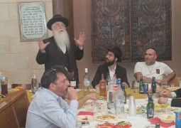 ג׳ תמוז: שר ירושלים ומסורת הרב מאיר פרוש משחזר באופן מטלטל את מאורעות היום לפני 31 שנה במהלך סעודת הילולא במתחם משרדו בירושלים • צפו ג׳ תמוז: שר ירושלים ומסורת הרב מאיר פרוש משחזר באופן מטלטל את מאורעות היום לפני 31 שנה במהלך סעודת הילולא במתחם משרדו בירושלים • צפו