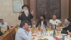 ג׳ תמוז: שר ירושלים ומסורת הרב מאיר פרוש משחזר באופן מטלטל את מאורעות היום לפני 31 שנה במהלך סעודת הילולא במתחם משרדו בירושלים • צפו