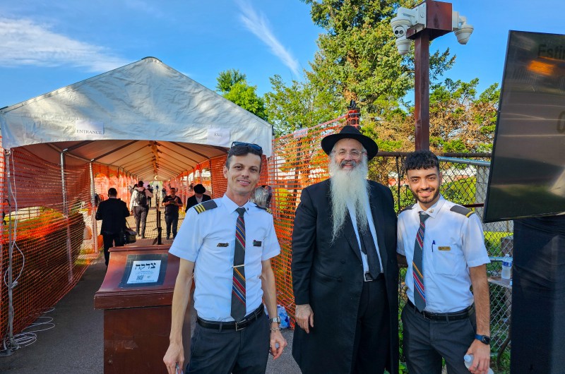 צוות של דיילים מחברת 'ארקיע' הגיעו לרגל יום ההילולא ג' תמוז לשאת תפילה באוהל הקדוש, כשהם מלווים בשליח הרבי לנס ציונה הרב שגיא הר-שפר שמוציא מידי שנה קבוצות רבות מארה צוות של דיילים מחברת 'ארקיע' הגיעו לרגל יום ההילולא ג' תמוז לשאת תפילה באוהל הקדוש, כשהם מלווים בשליח הרבי לנס ציונה הרב שגיא הר-שפר שמוציא מידי שנה קבוצות רבות מארה