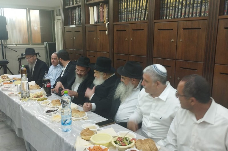 המוני חסידים בהתוועדות ג' תמוז בנחלת הר חב המוני חסידים בהתוועדות ג' תמוז בנחלת הר חב