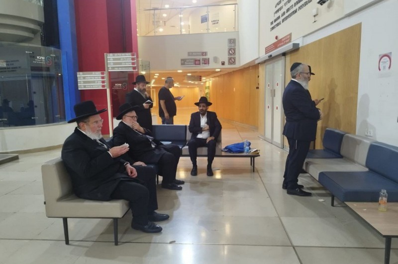 הרב הראשי והשר התפללו לרפואת הרב גורארי' ליד חדרו בשיבא