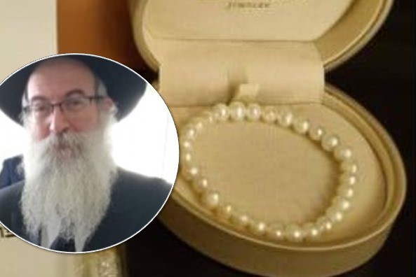 השליח קיבל 'משמים' מזוודה של תכשיטים, למי בחר להעבירה?