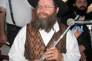 שימח תמיד: קטעי וידאו מהחסיד המוזיקאי ר' אבי פיאמנטה ז