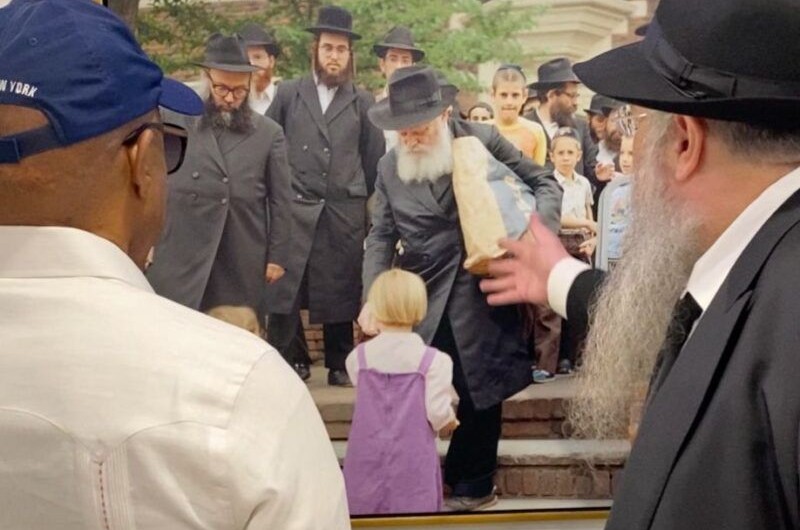 בסמוך ליום ההילולא: ראש עיריית ניו-יורק אריק אדמס ביקר ב'אוהל' הקדוש של הרבי בקווינס והתפלל למען יהודי ותושבי העיר הגדולה