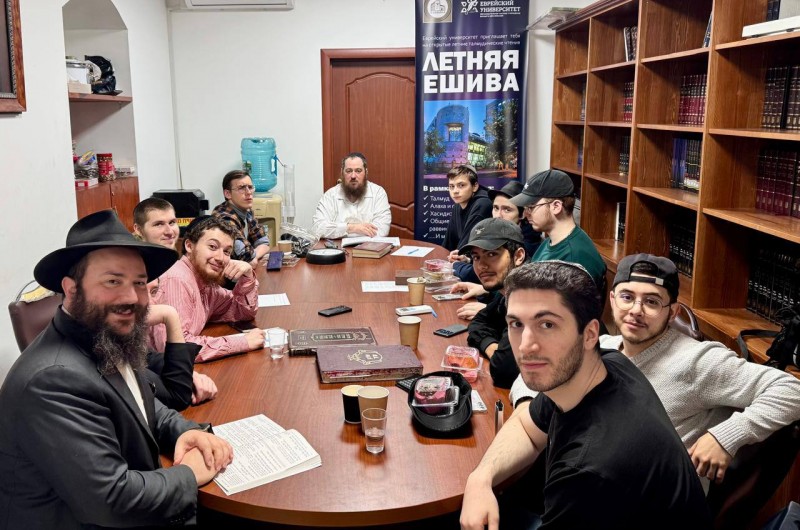 בפעם ה-4: סטודנטים יהודים מהאוניברסיטה במוסקבה לוקחים הפסקה מהלימודים, בכדי ללמוד תורה במתכונת של ישיבה יחד עם השליח הרב דובער גאלדבערג רב האוניברסיטה