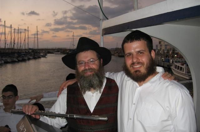 ארהל'ה נזכר במופע לבחורי ישיבות - על יאכטה בלב הים ארהל'ה נזכר במופע לבחורי ישיבות - על יאכטה בלב הים