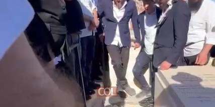 מנגנים בדמעות עם סתימת הגולל, על קברו הטרי של המוזיקאי החב מנגנים בדמעות עם סתימת הגולל, על קברו הטרי של המוזיקאי החב