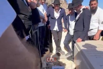 מנגנים בדמעות עם סתימת הגולל, על קברו הטרי של המוזיקאי החב