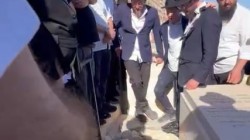 מנגנים בדמעות עם סתימת הגולל, על קברו הטרי של המוזיקאי החב