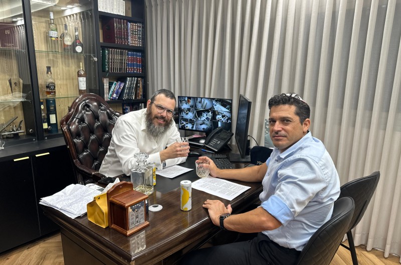 בממשלה חוגגים את חג הגאולה: אמש הגיע שר התפוצות עמיחי שיקלי למשרדו של רבו וה'חברותא' שלו, שליח הרבי בקטמון- המושבה הרב אור זיו, ללימוד 'ליקוטי שיחות' והתוועדות קצרה לרגל י בממשלה חוגגים את חג הגאולה: אמש הגיע שר התפוצות עמיחי שיקלי למשרדו של רבו וה'חברותא' שלו, שליח הרבי בקטמון- המושבה הרב אור זיו, ללימוד 'ליקוטי שיחות' והתוועדות קצרה לרגל י