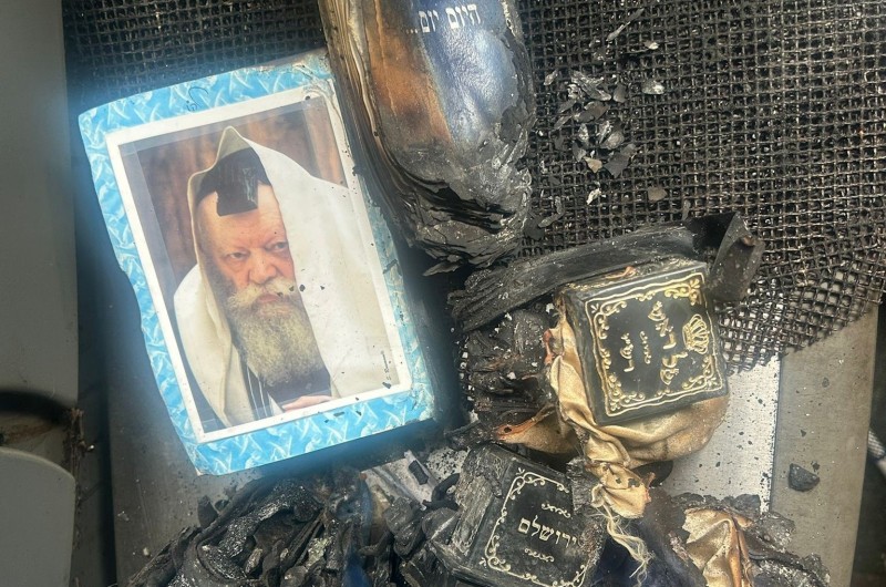 התמונה של הרבי - היחידה שלא נפגעה בשריפה בבית השלוחים התמונה של הרבי - היחידה שלא נפגעה בשריפה בבית השלוחים