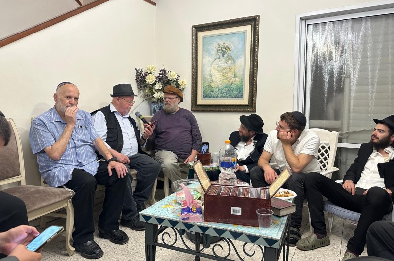 חסידים ומוזיקאים מכל המגזרים באים לנחם את משפחת פיאמנטה, לאחר פטירת אביהם ר' אבי ז